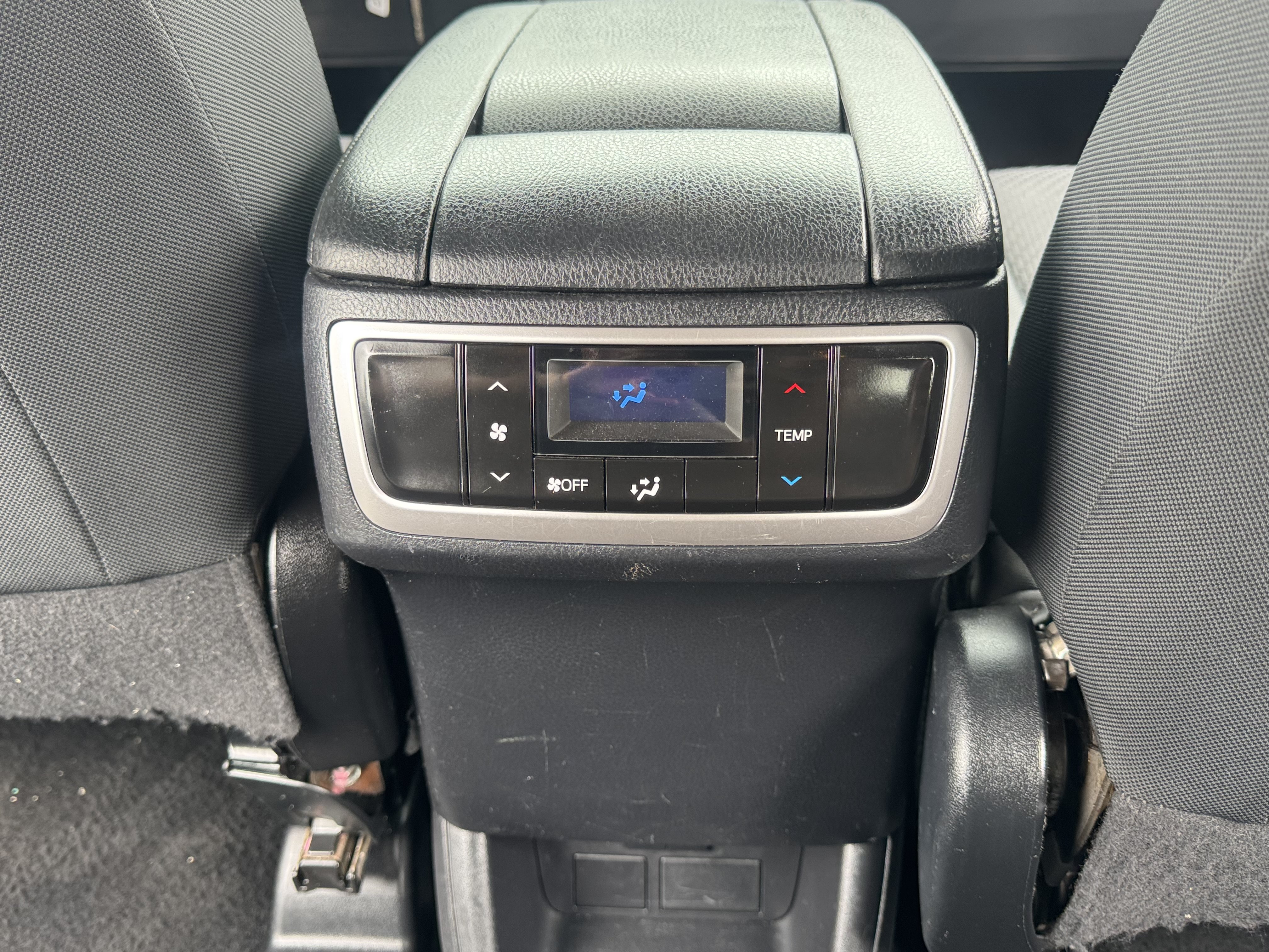 Used 2018 Toyota Highlander LE FWD image 17