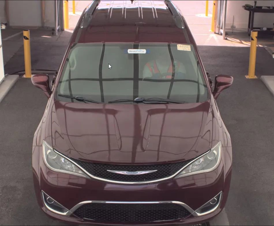 Used 2018 Chrysler Pacifica Touring-L FWD image 2