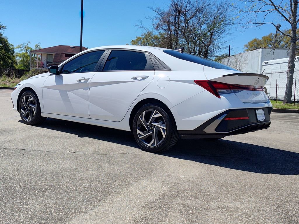 Used 2025 Hyundai Elantra Sport image 4