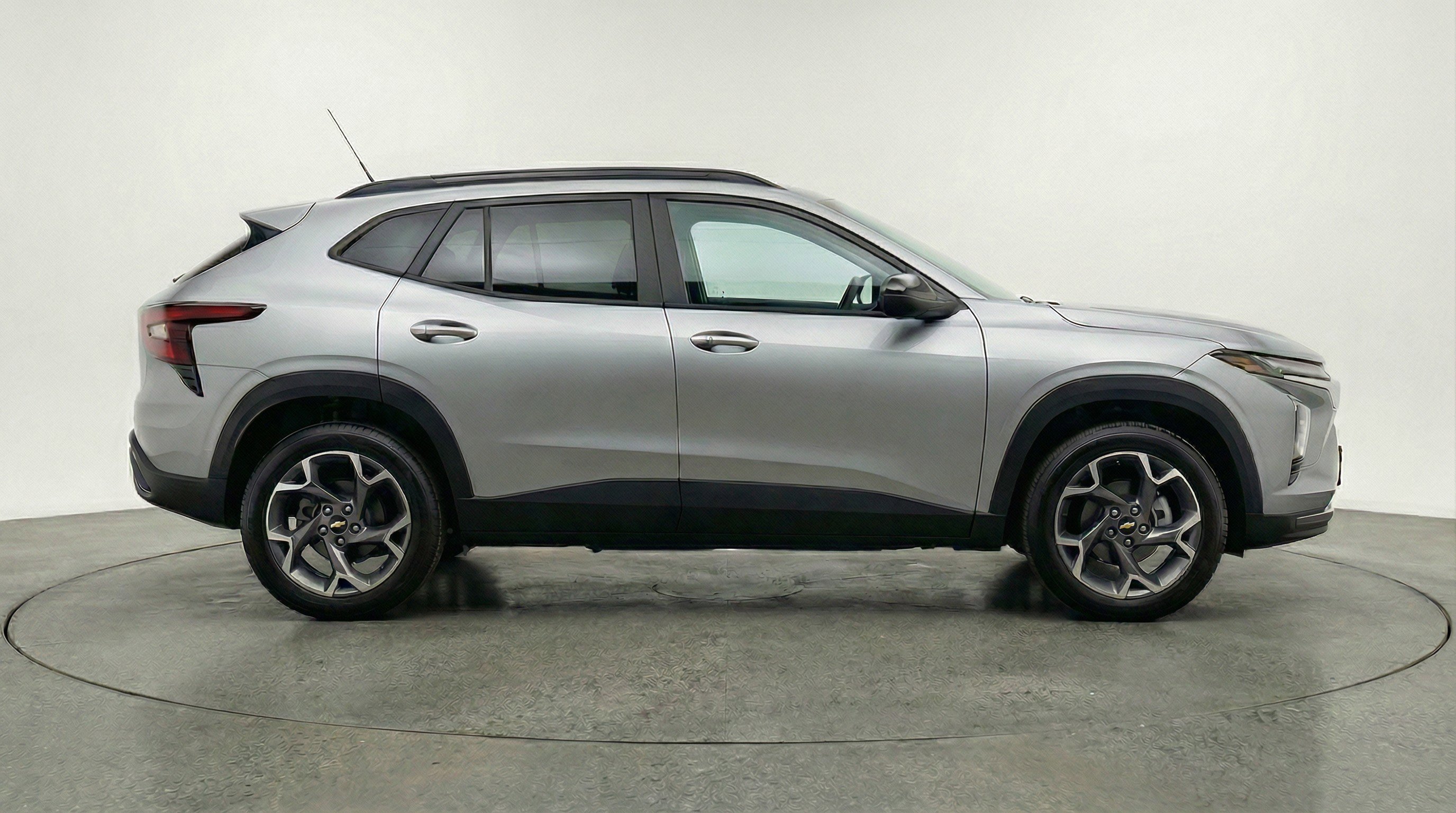 Used 2025 Chevrolet Trax LT w/ LT Convenience Package FWD image 11