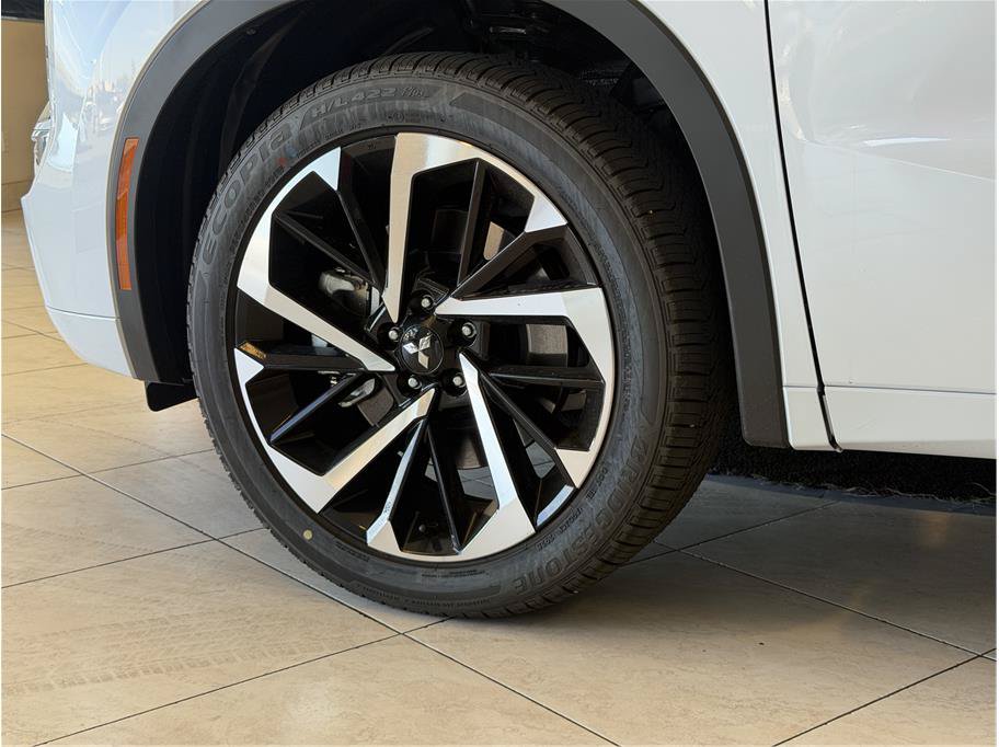 Used 2025 Mitsubishi Outlander 4WD Plug-In Hybrid image 9