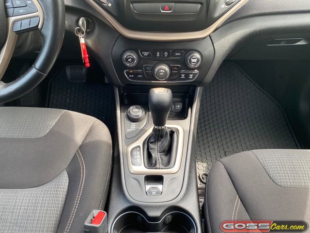 Used 2017 Jeep Cherokee Latitude w/ Cold Weather Group AWD/4WD image 12
