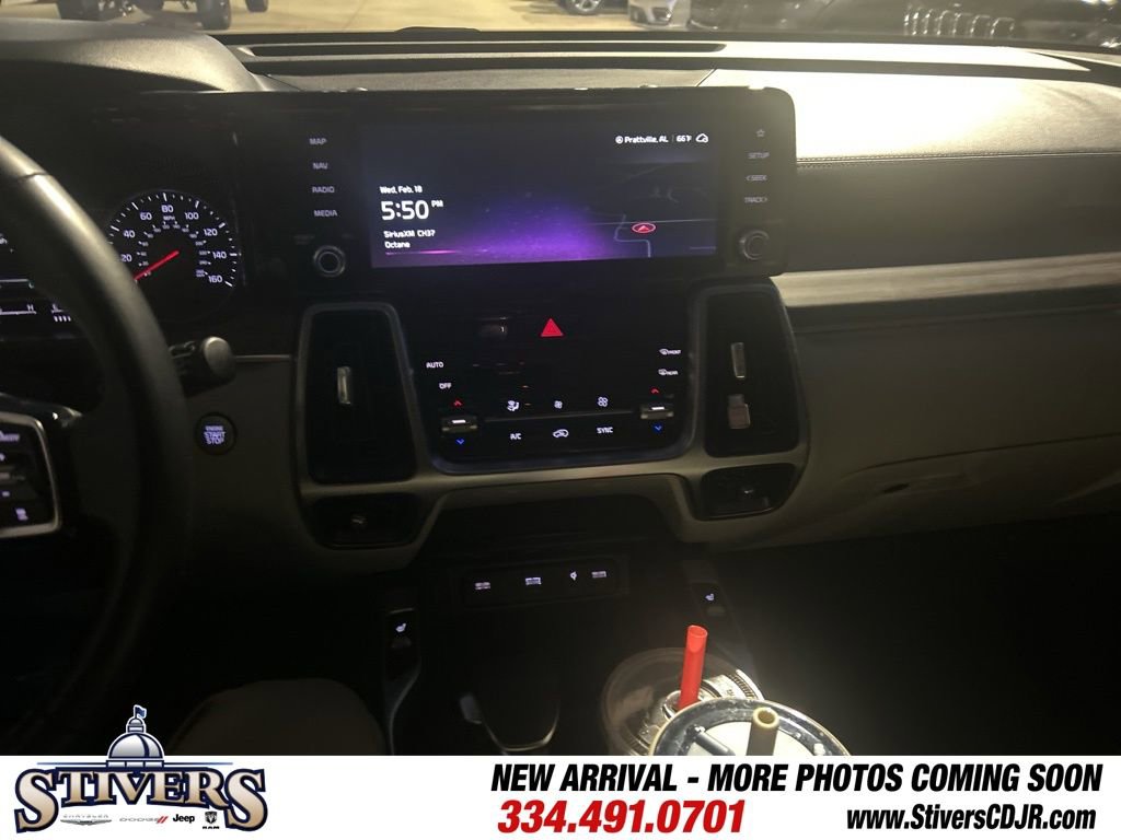Used 2022 Kia Sorento EX w/ Panoramic Sunroof Package image 12