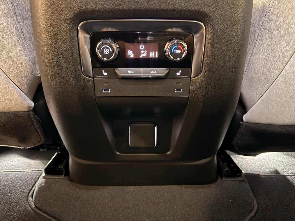 Used 2025 Chevrolet Suburban Premier image 31