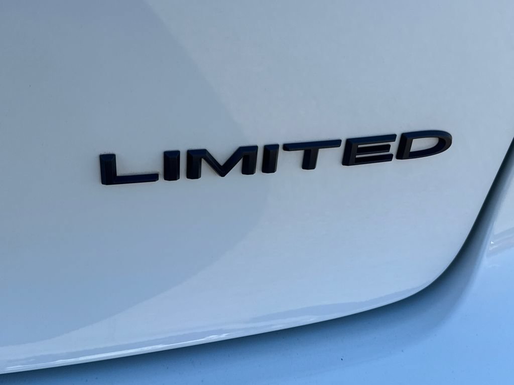 Used 2025 Chrysler Pacifica Limited FWD image 6