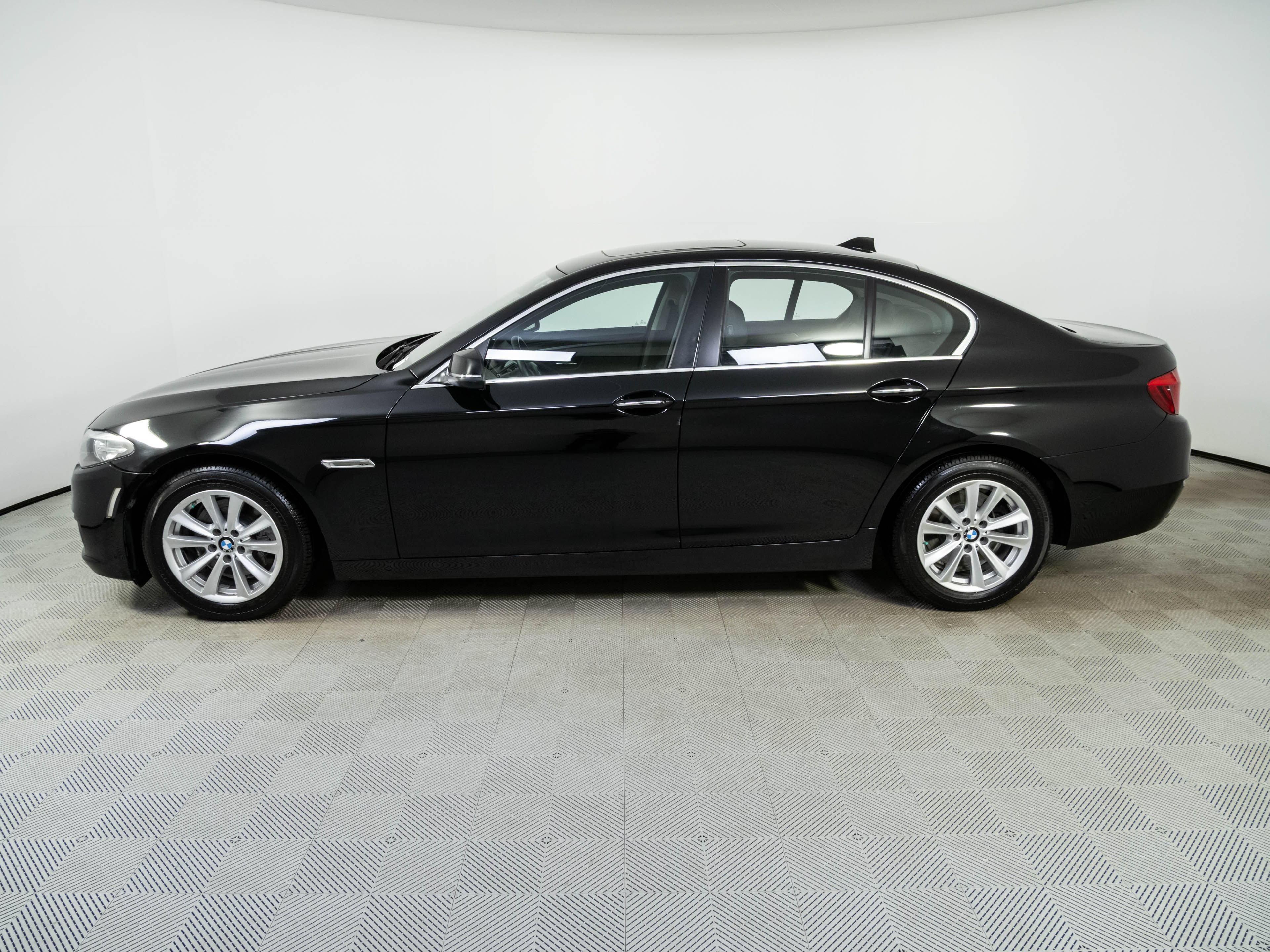 Used 2015 BMW 528i xDrive Sedan AWD/4WD image 2