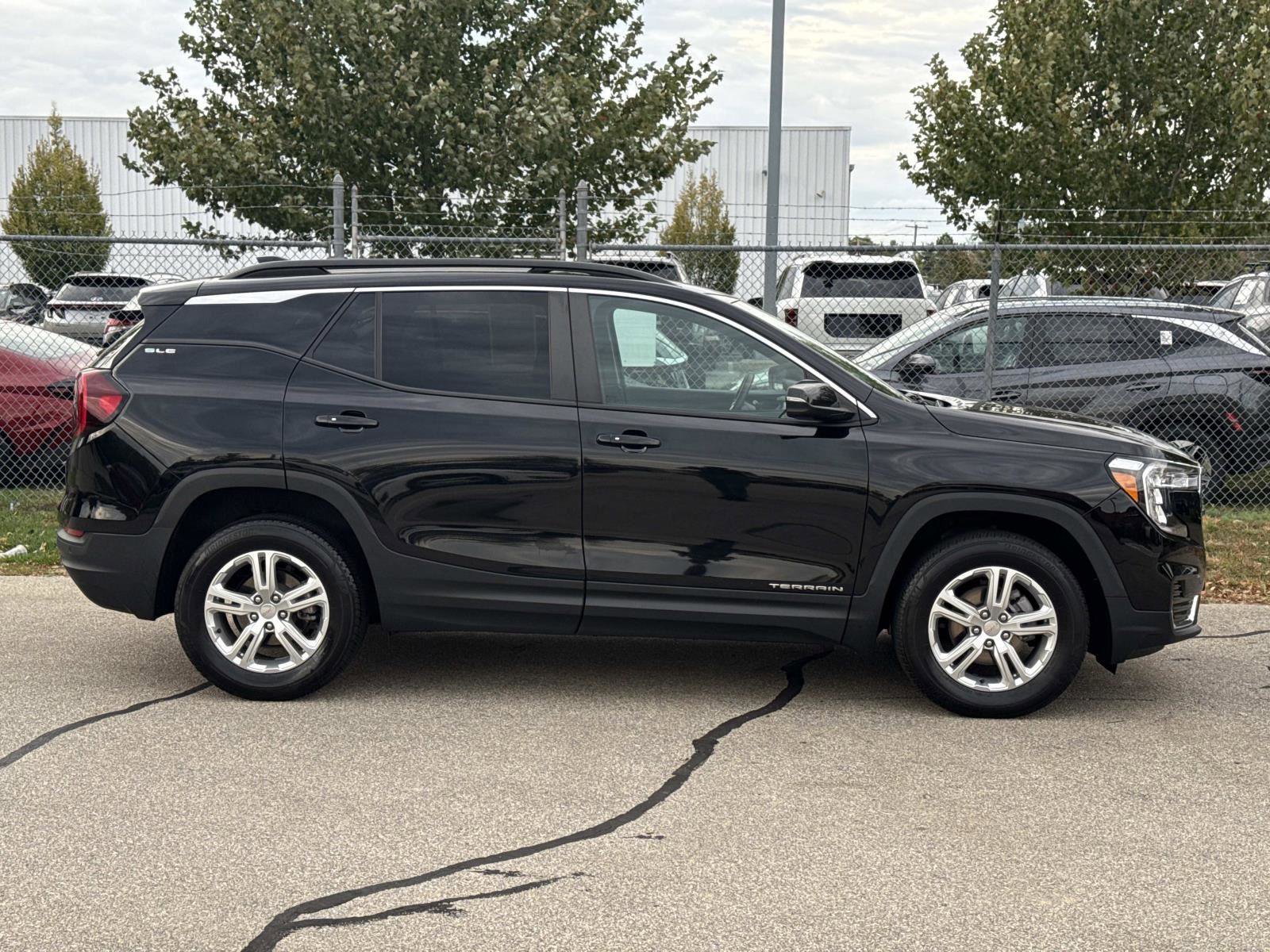 Used 2022 GMC Terrain SLE w/ Driver Convenience Package image 4