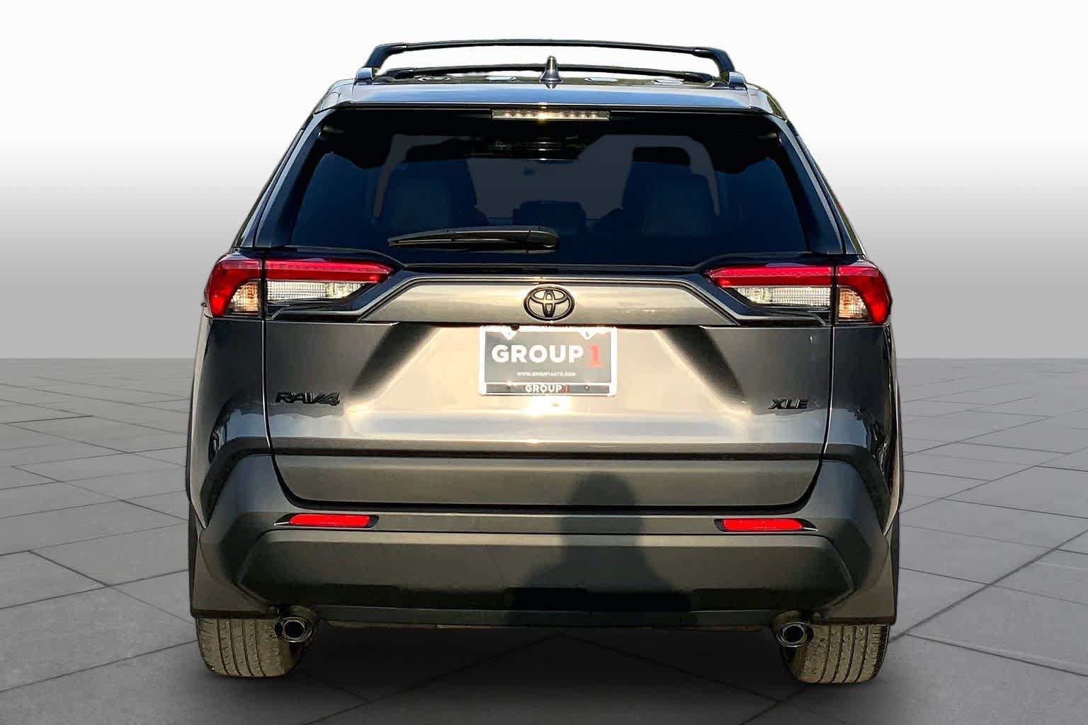 Used 2022 Toyota RAV4 XLE Premium FWD image 5