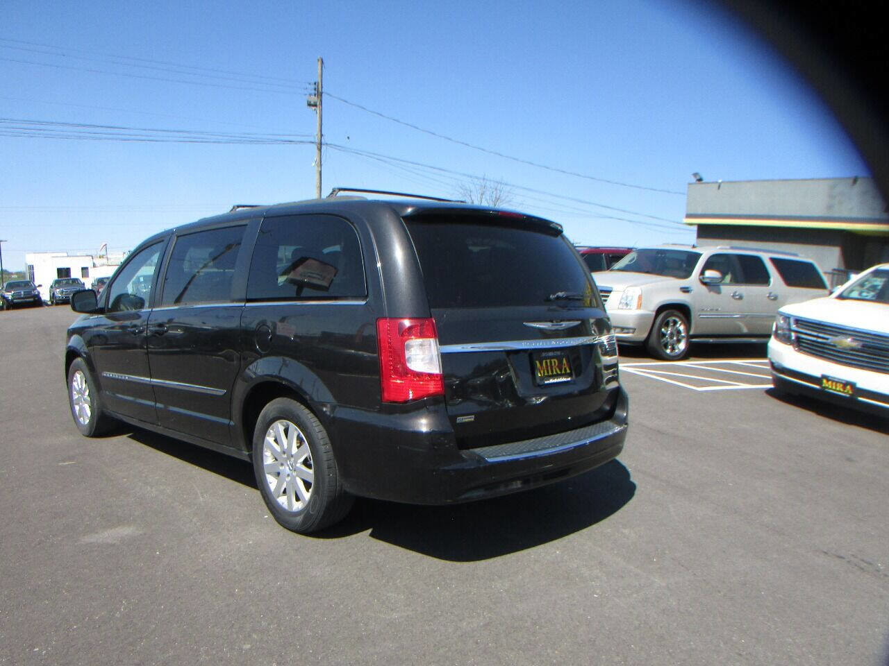 Used 2015 Chrysler Town & Country Touring image 8