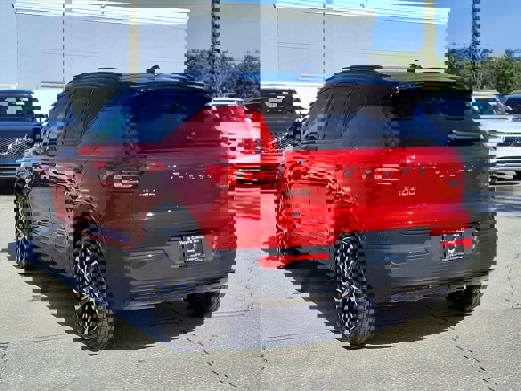 Used 2021 Volvo XC40 T5 R-Design w/ Advanced Package image 5