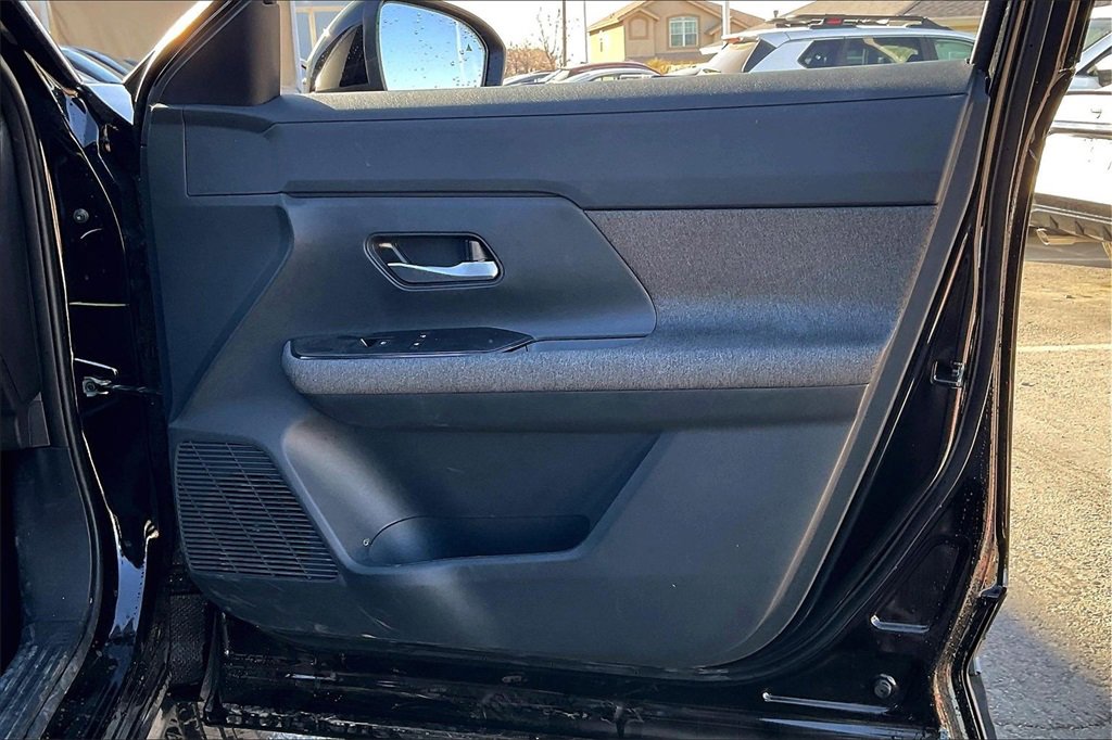 Used 2025 Nissan Kicks SV image 21