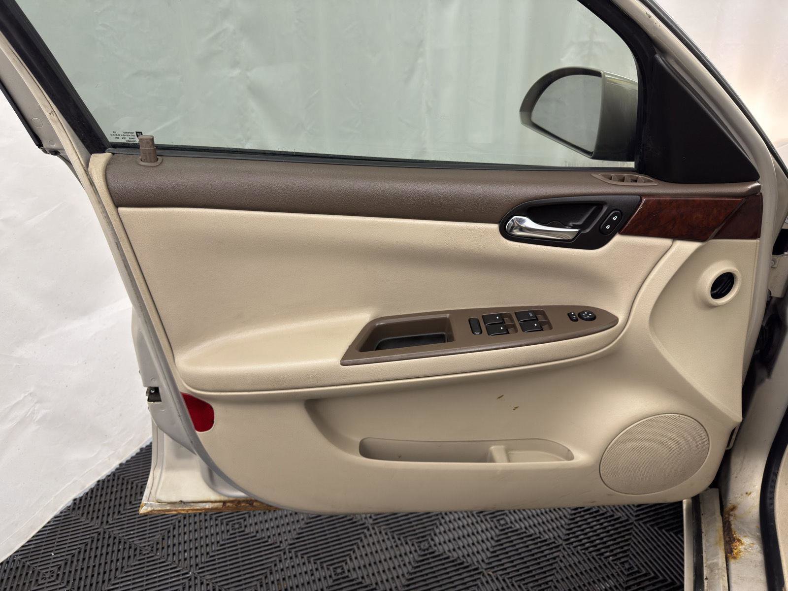 Used 2008 Chevrolet Impala LT w/ Luxury Edition Package image 16