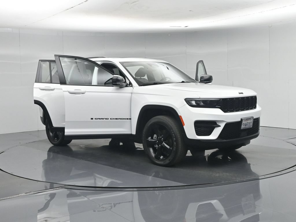 Used 2023 Jeep Grand Cherokee Laredo AWD/4WD image 36
