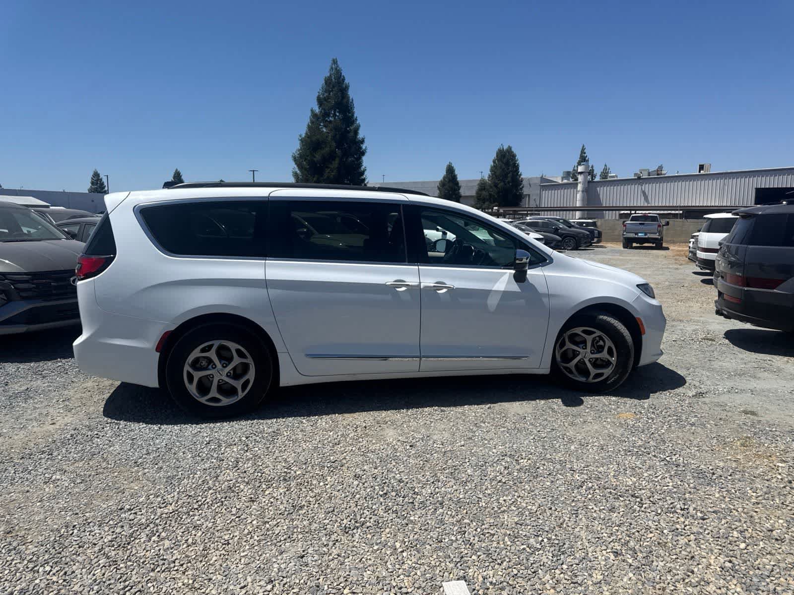 Used 2023 Chrysler Pacifica Limited FWD image 4