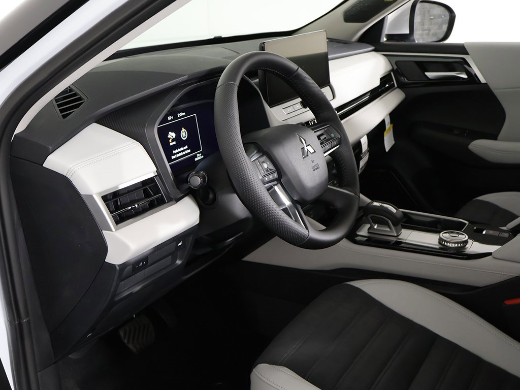 New 2025 Mitsubishi Outlander SE image 27