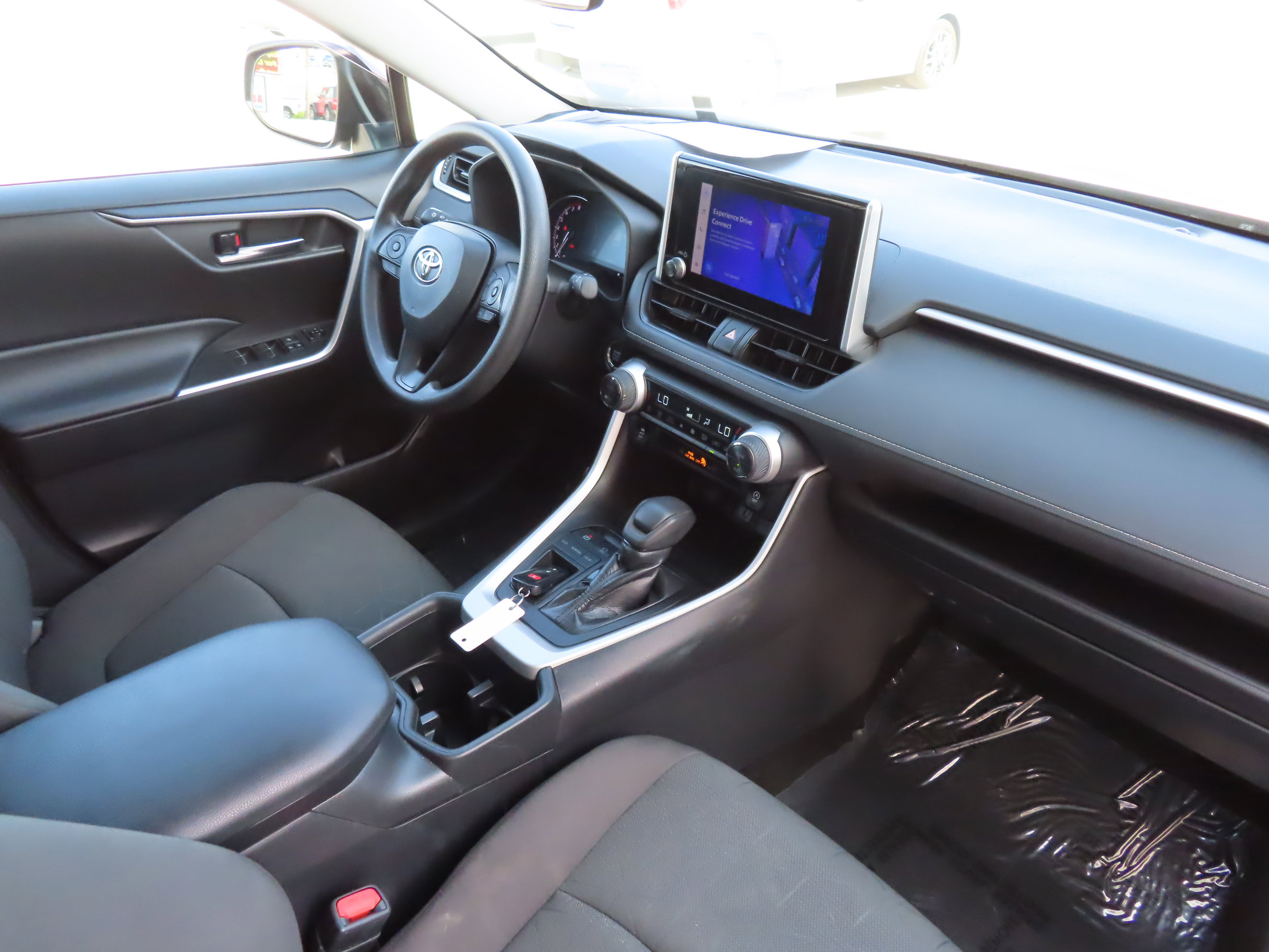 Used 2024 Toyota RAV4 XLE FWD image 16