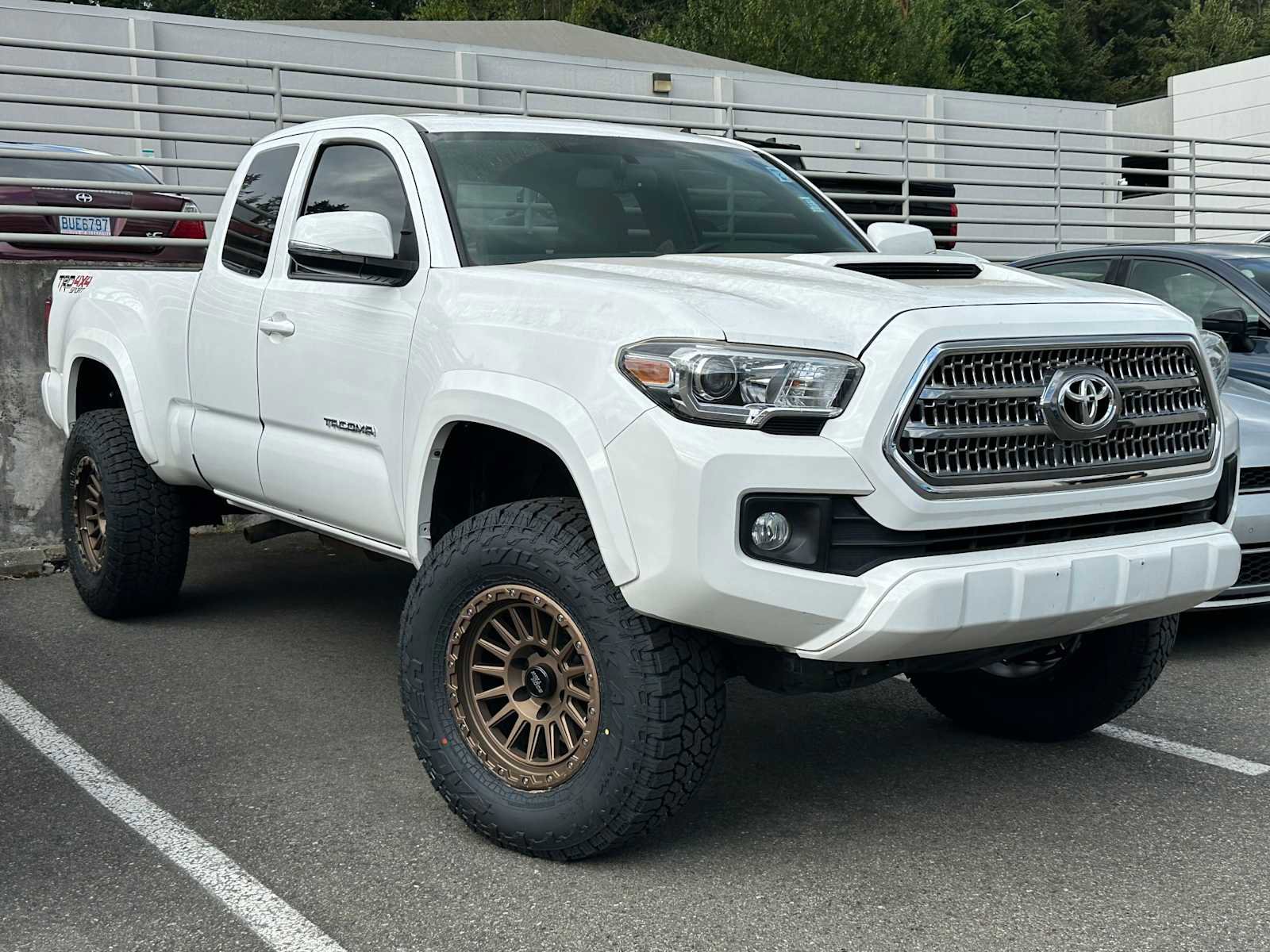 Used 2016 Toyota Tacoma TRD Sport w/ Towing Package AWD/4WD image 3