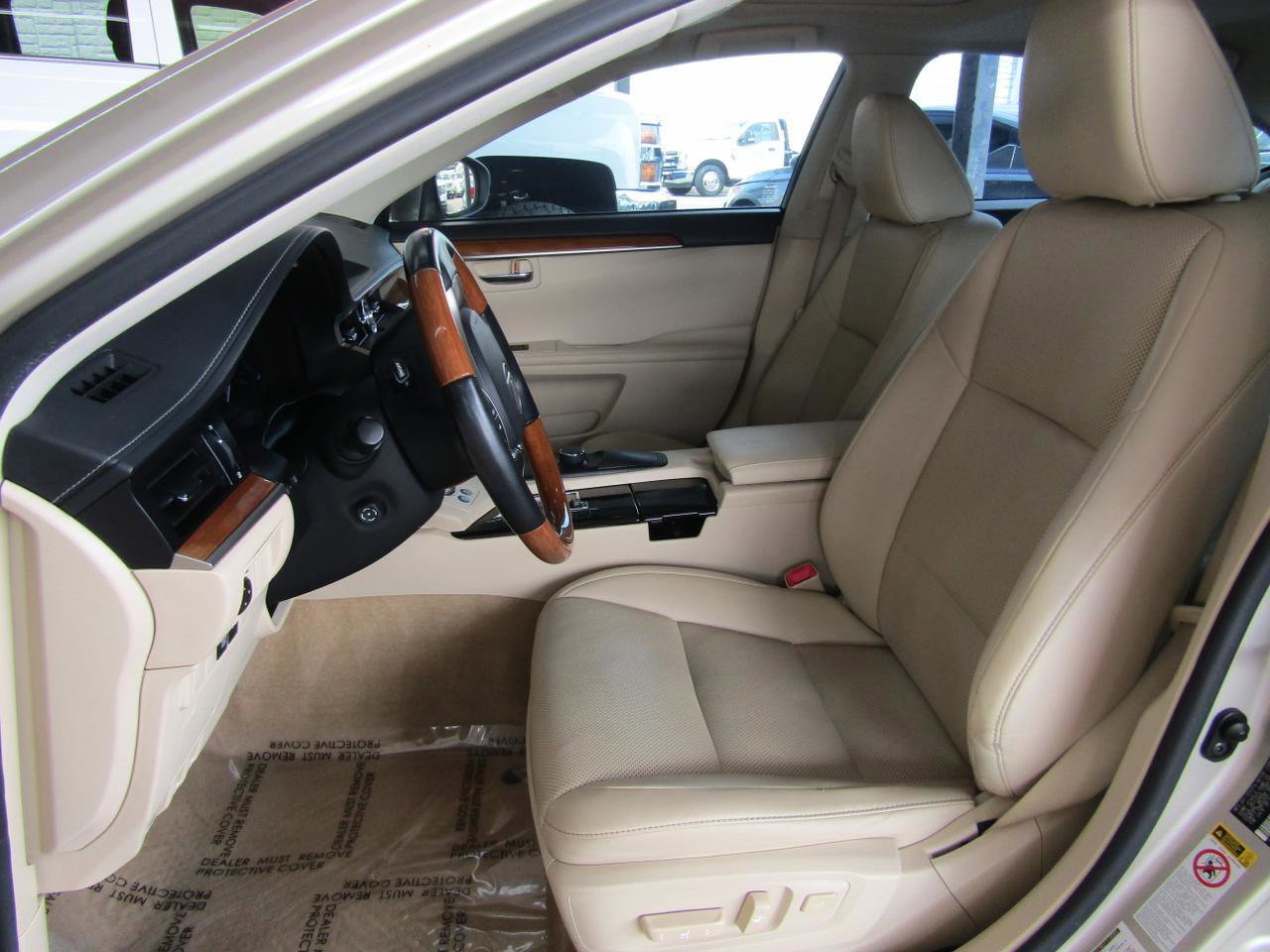 Used 2015 Lexus ES 300h w/ Premium Package w/Bamboo Trim FWD image 9