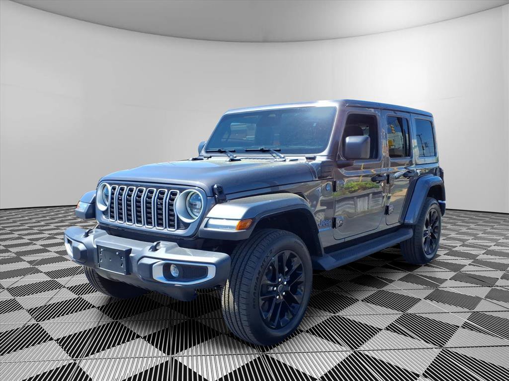 Used 2025 Jeep Wrangler Sahara image 3