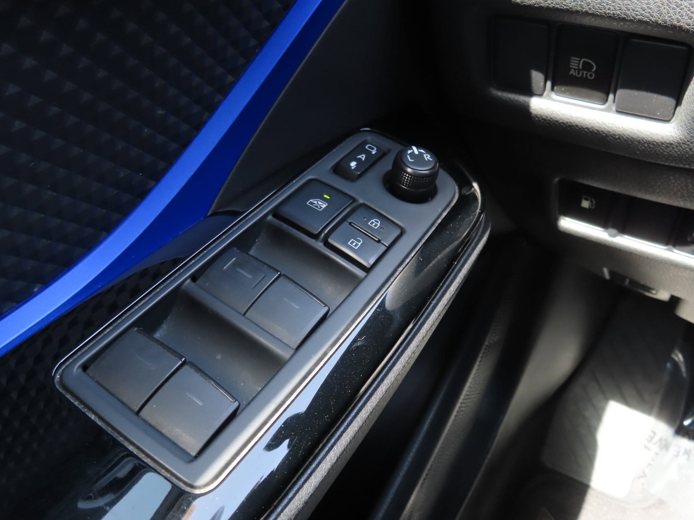 Used 2020 Toyota C-HR XLE image 22