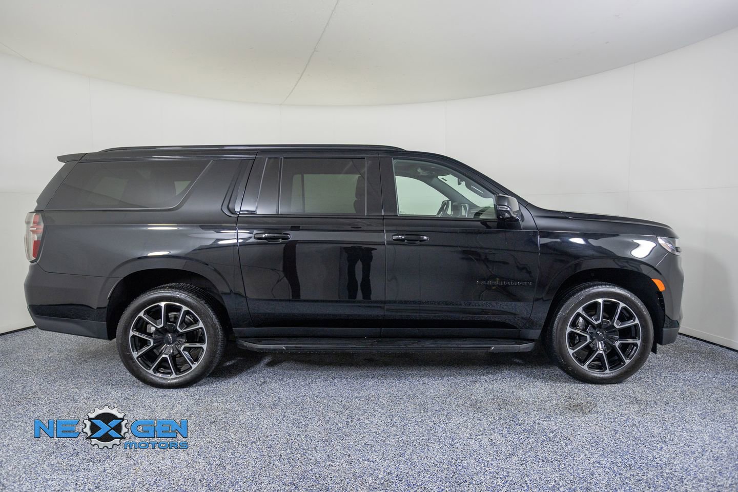 Used 2024 Chevrolet Suburban RST w/ Luxury Package AWD/4WD image 8