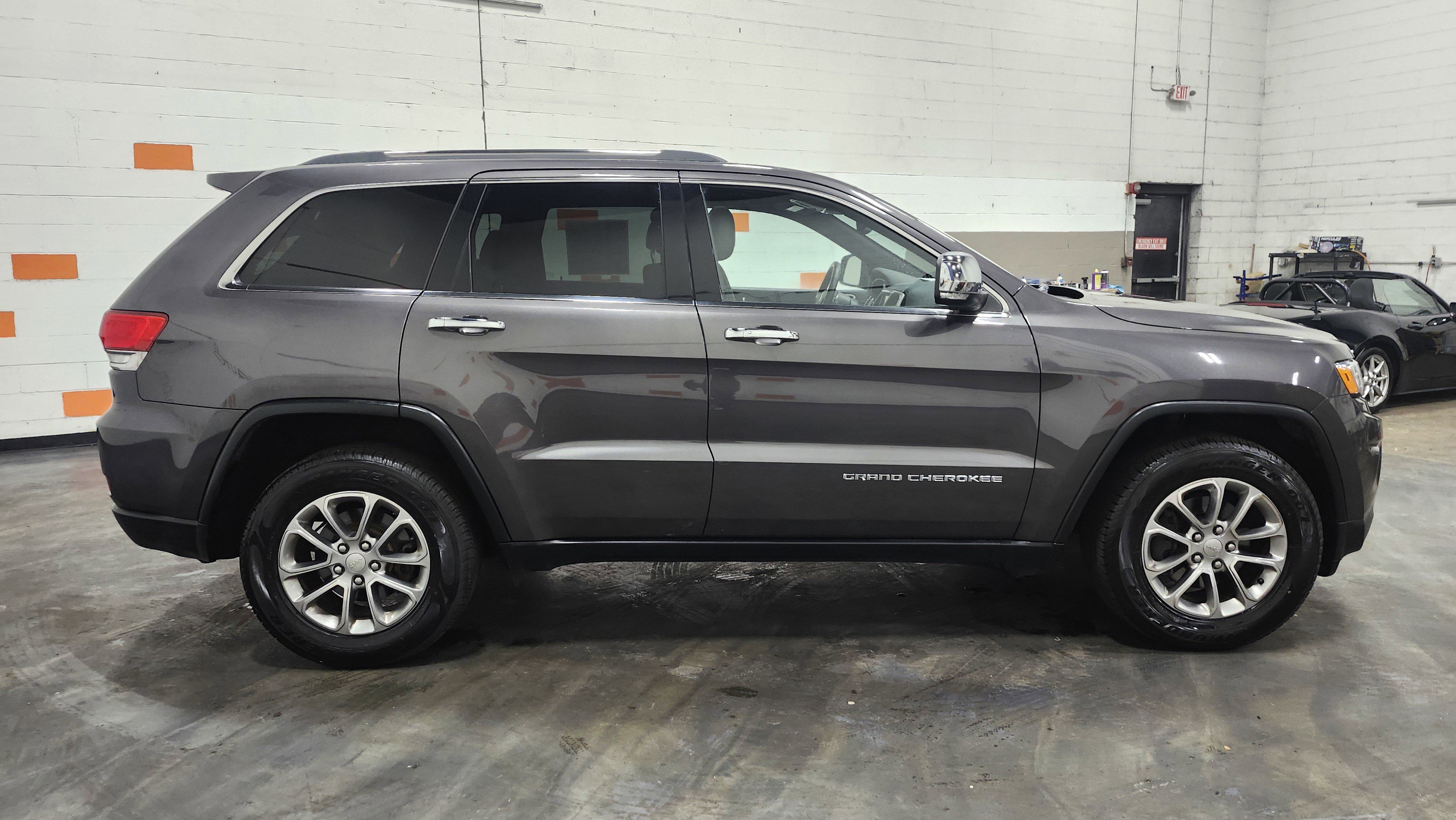 Used 2015 Jeep Grand Cherokee Limited w/ Luxury Group II image 19