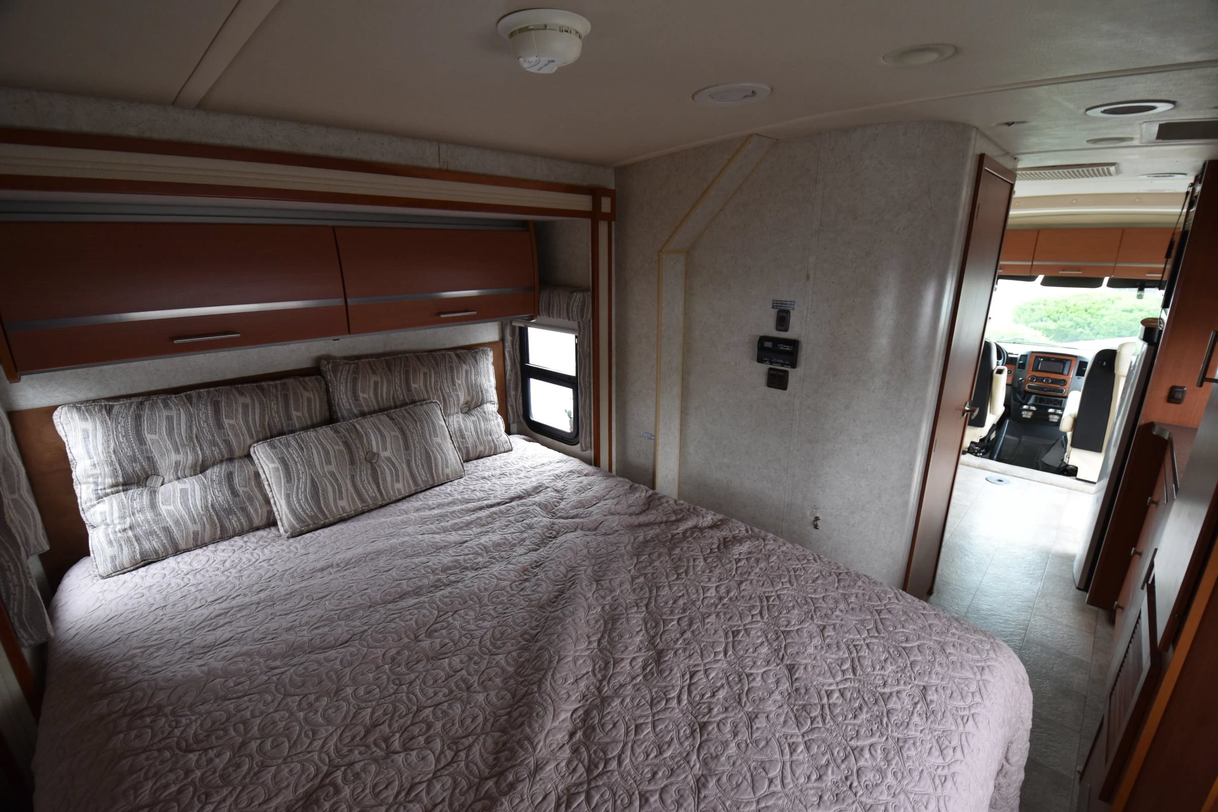 Used 2010 Mercedes-Benz Sprinter 3500 image 31