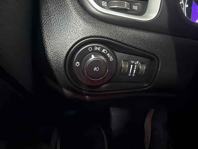 Used 2019 Jeep Renegade Latitude FWD image 19