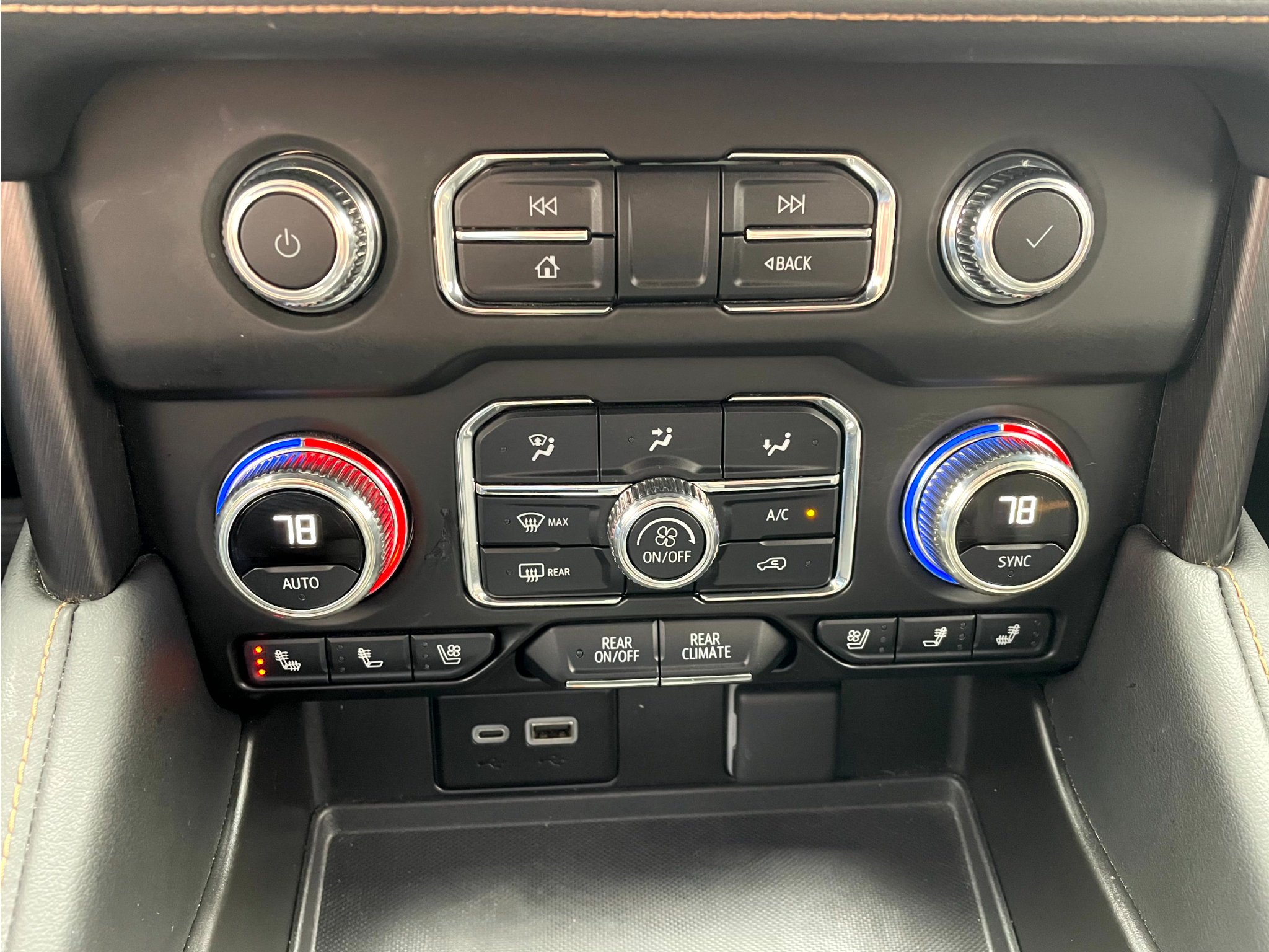 Used 2024 GMC Yukon AT4 w/ Technology Package AWD/4WD image 19