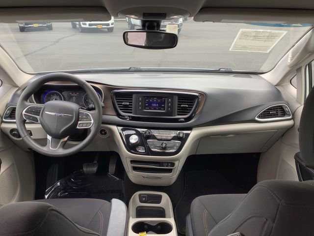 Used 2017 Chrysler Pacifica LX w/ Tire & Wheel Group FWD image 6