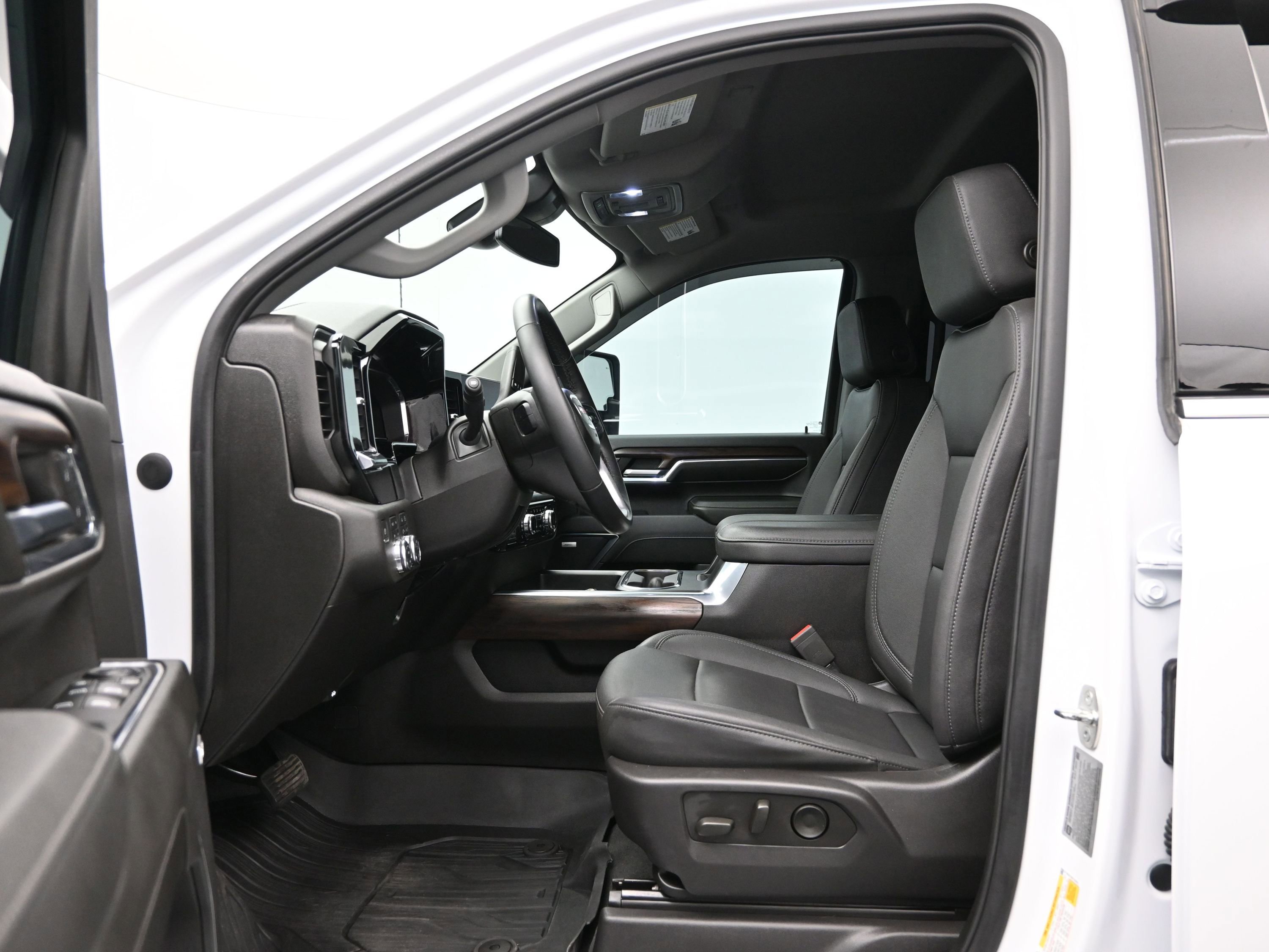 Used 2024 GMC Sierra 3500 SLT w/ SLT Convenience Package image 9