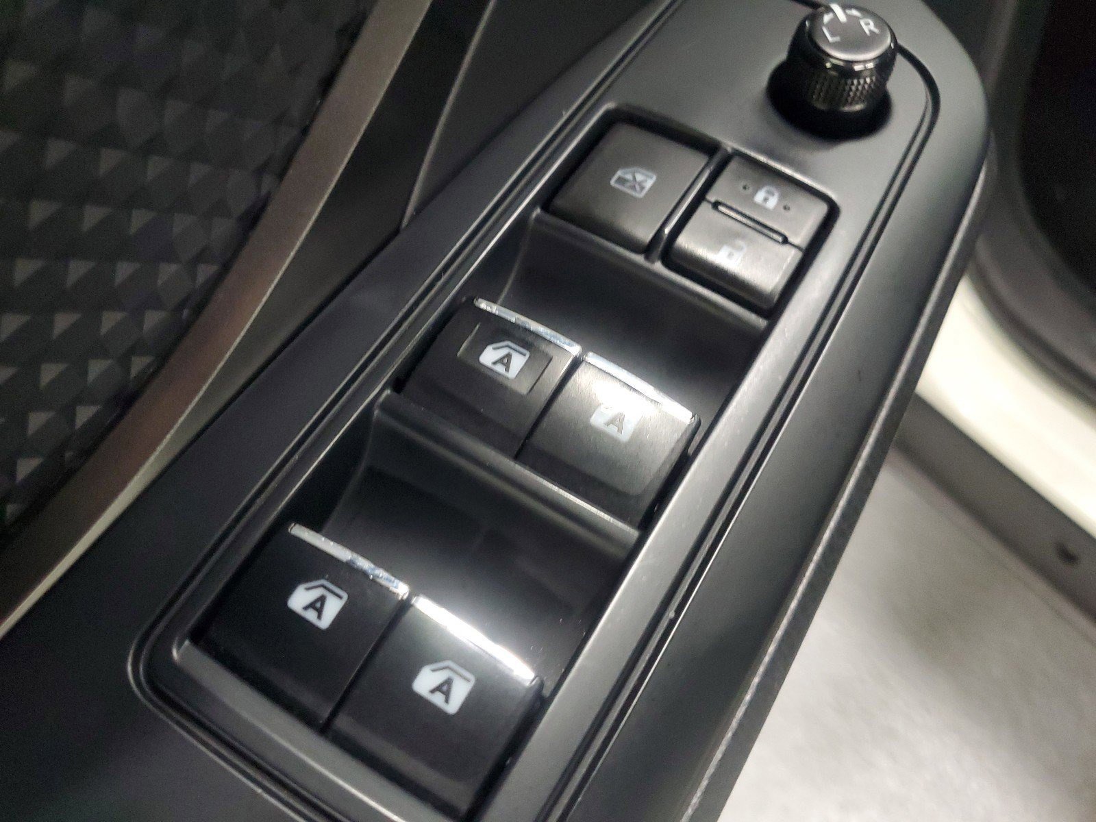 Used 2018 Toyota C-HR XLE image 20