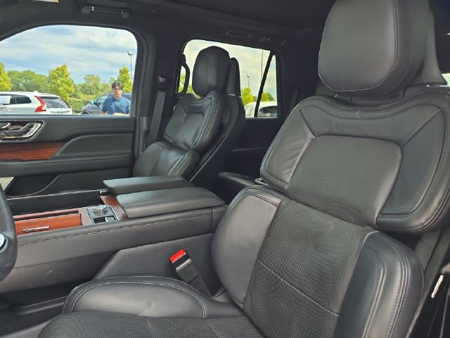 Used 2024 Lincoln Navigator Reserve AWD/4WD image 5