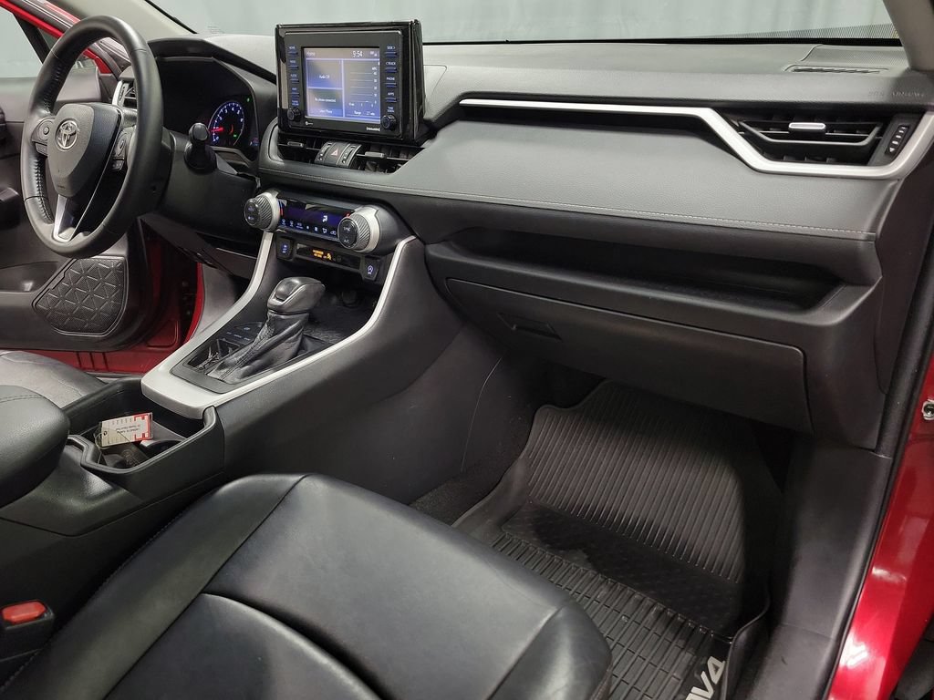 Used 2020 Toyota RAV4 XLE Premium FWD image 32