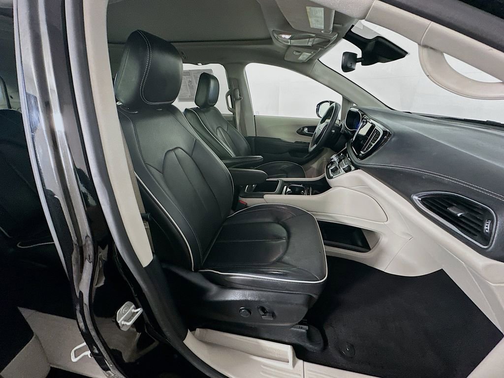 Certified 2024 Chrysler Pacifica Limited image 41