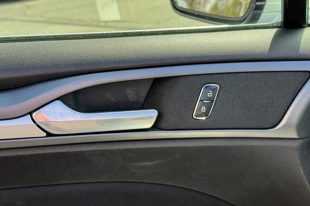 Used 2015 Ford Fusion SE image 25