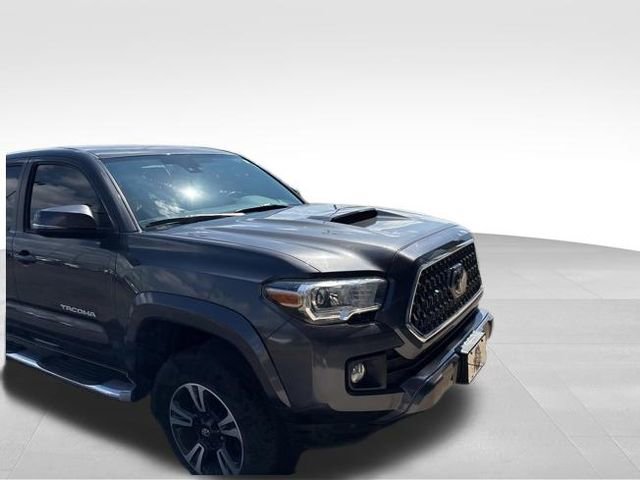 Used 2018 Toyota Tacoma TRD Sport w/ Technology Package image 3