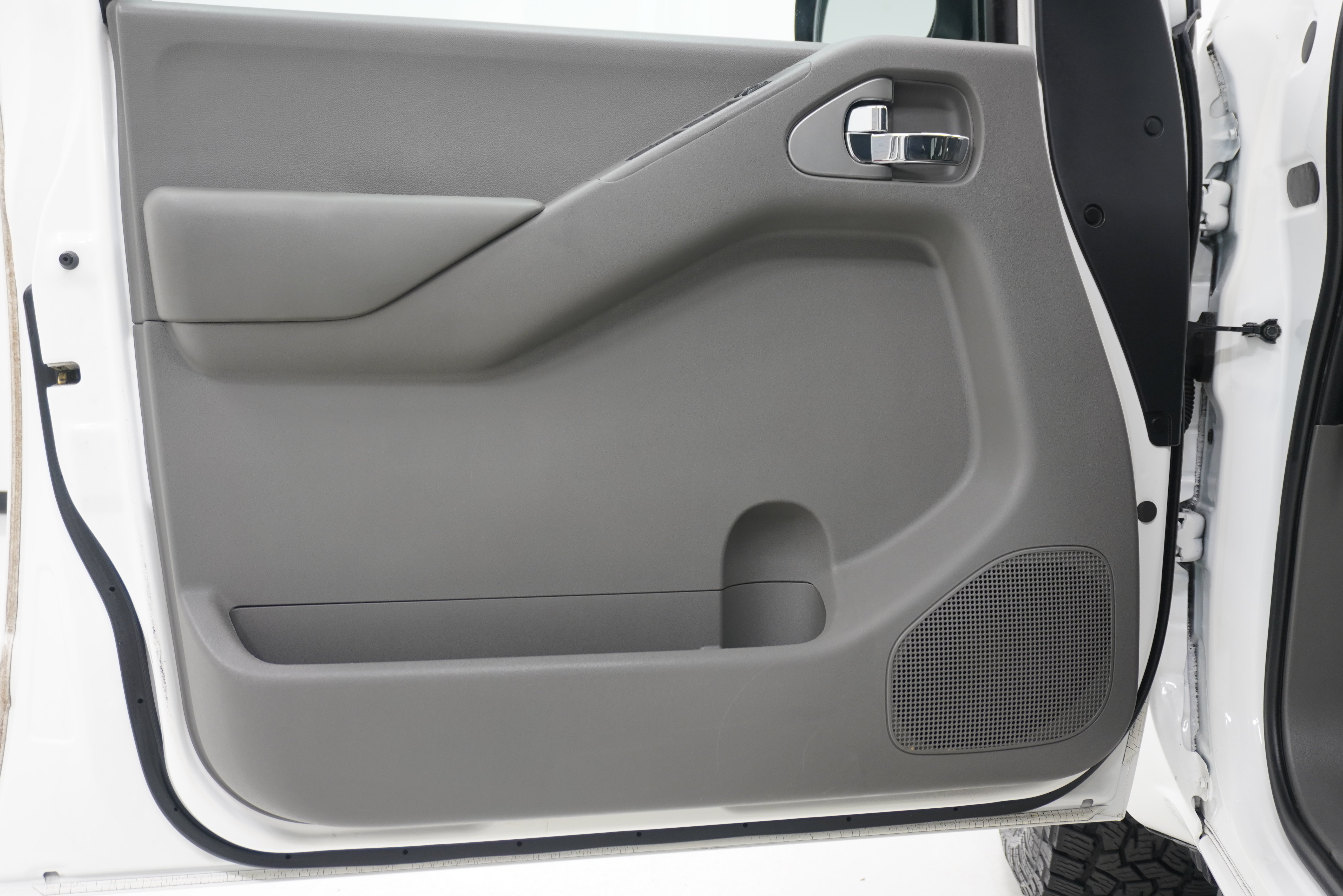 Used 2013 Nissan Frontier SV w/ SV Value Truck Pkg RWD image 11