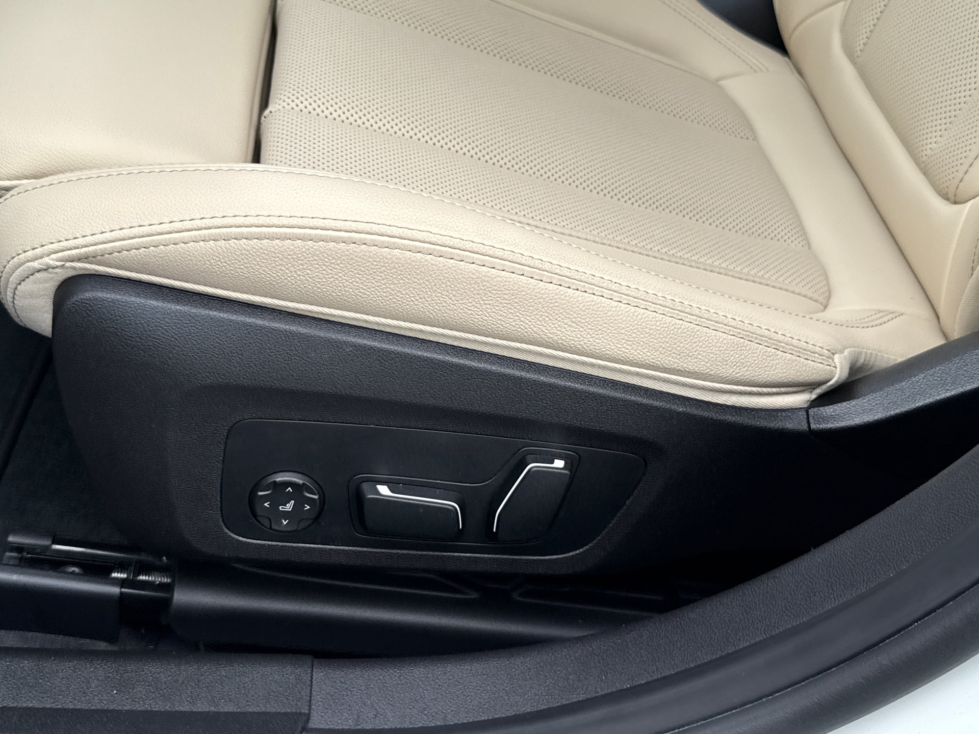Used 2025 BMW 330i Sedan w/ Convenience Package RWD image 24