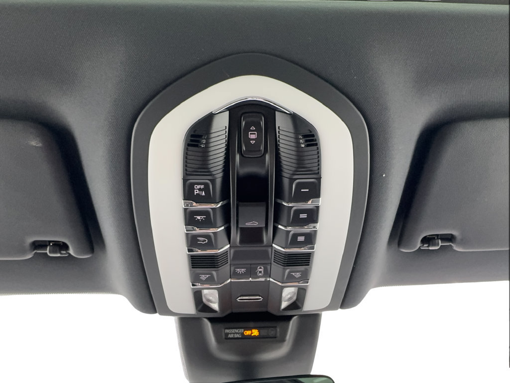 Used 2023 Porsche Macan AWD/4WD image 46
