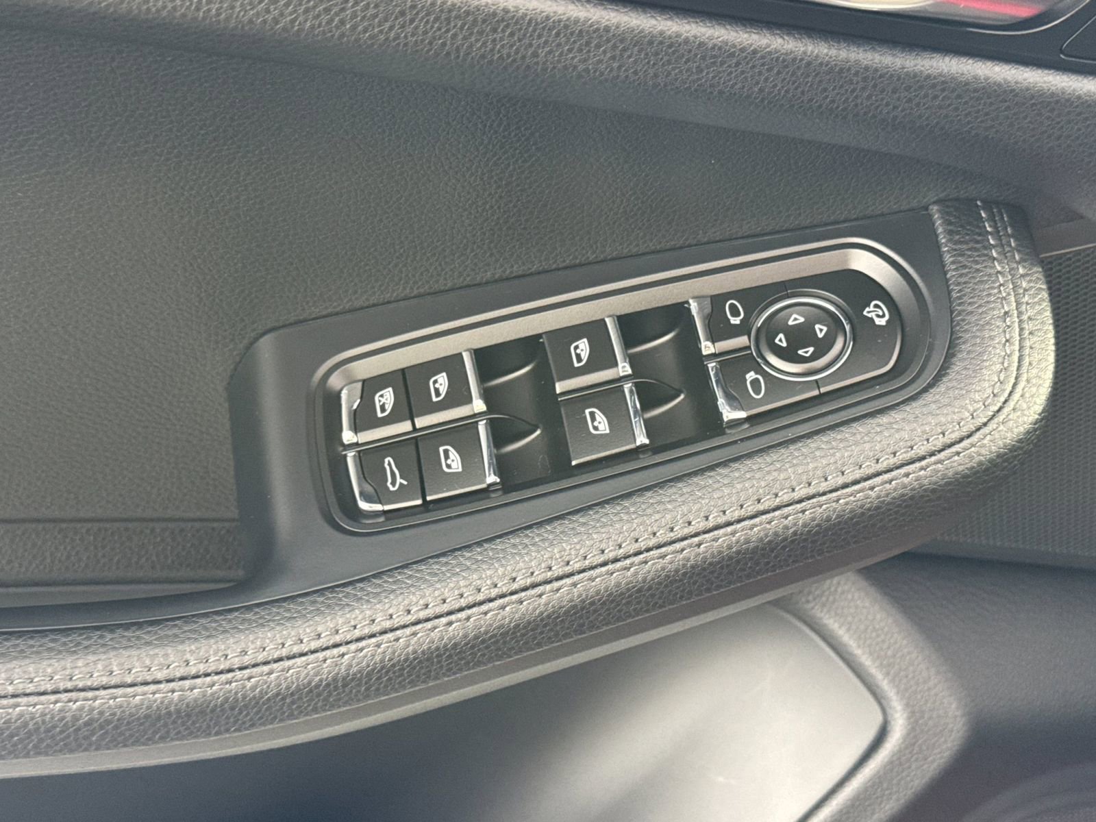 Certified 2025 Porsche Macan image 13