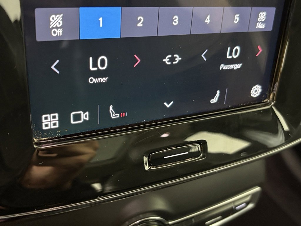 Used 2024 Volvo XC40 B5 Core image 28