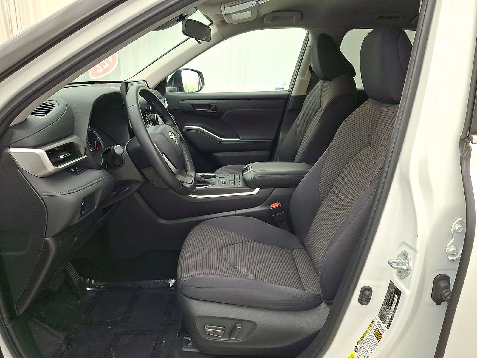 Used 2022 Toyota Highlander LE AWD/4WD image 11