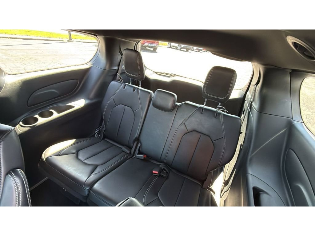 Used 2025 Chrysler Pacifica Select image 32