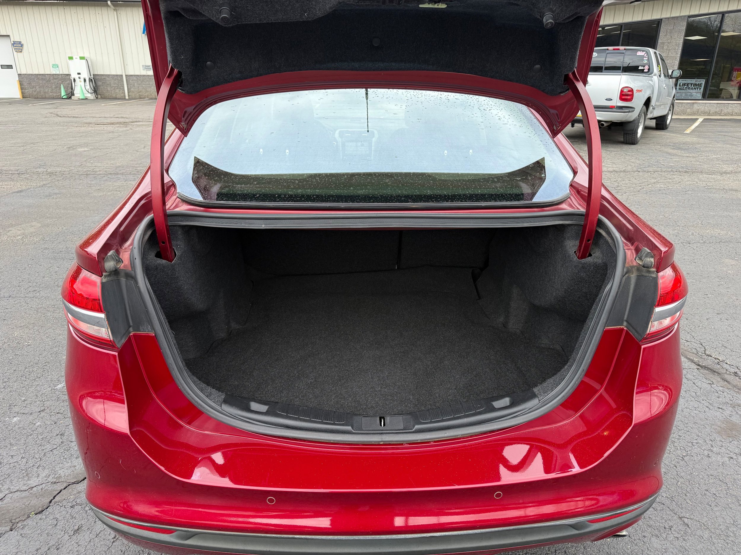 Used 2018 Ford Fusion SE w/ Fusion SE Technology Package FWD image 4
