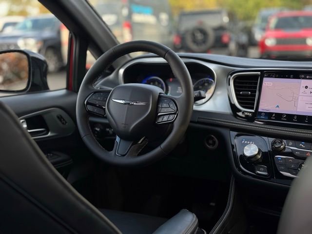 Used 2025 Chrysler Pacifica Limited image 27