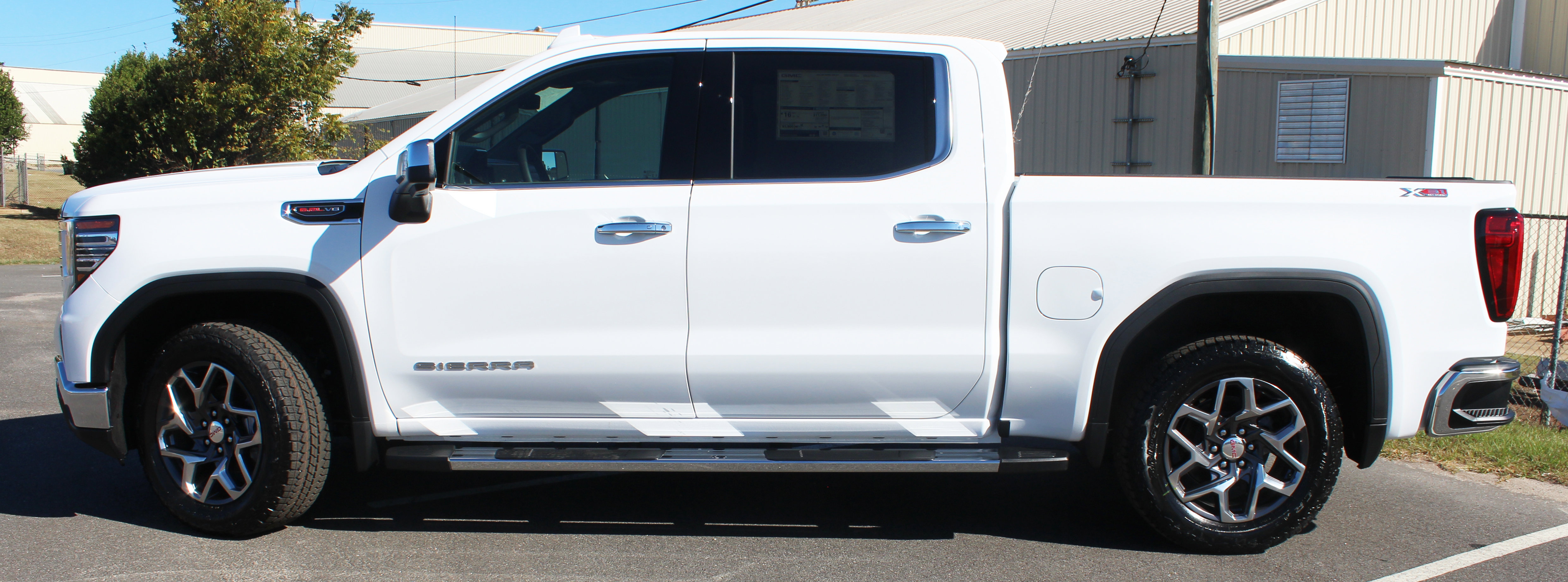 New 2026 GMC Sierra 1500 SLT image 2