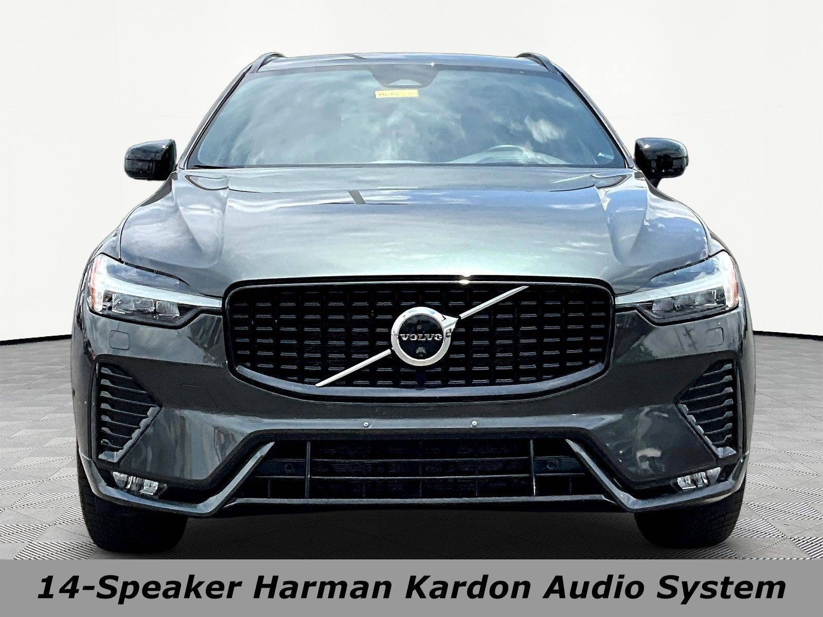 Used 2022 Volvo XC60 B5 R-Design AWD/4WD image 2