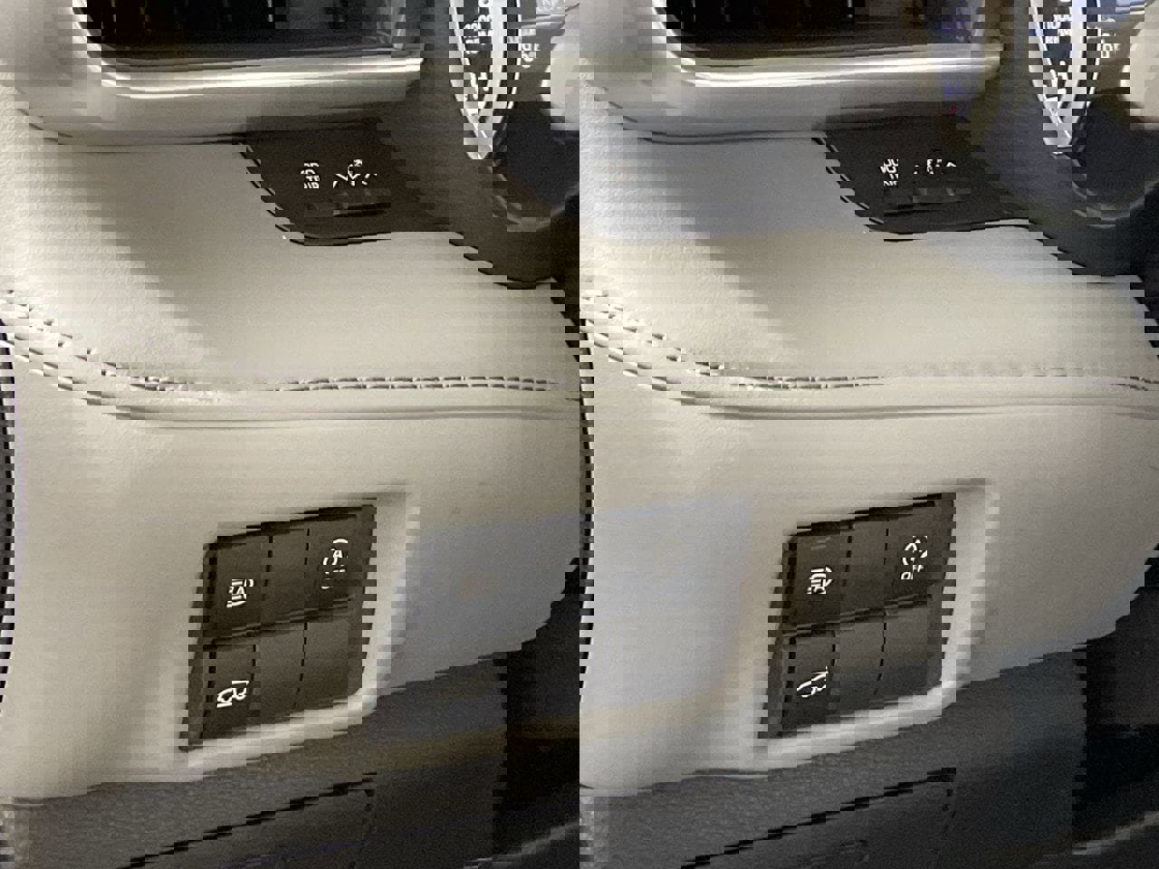 Used 2025 Toyota Highlander XLE image 12