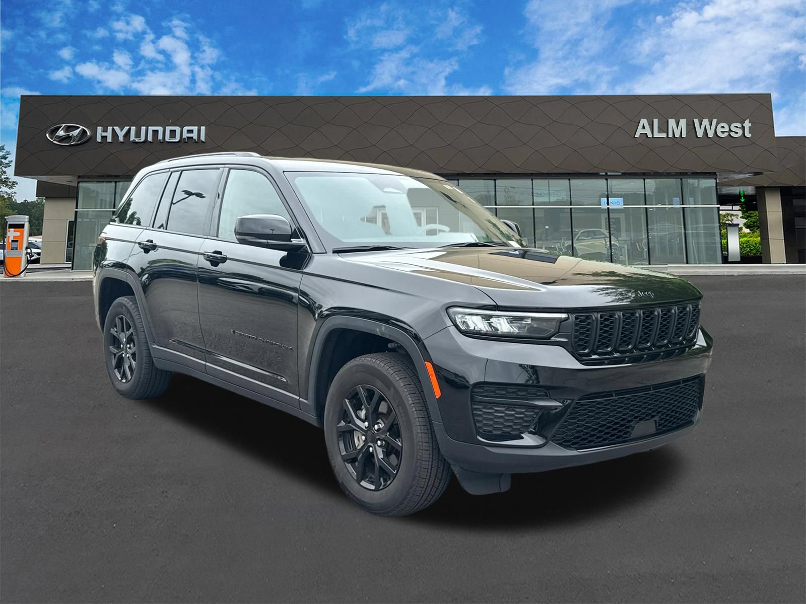 Used 2025 Jeep Grand Cherokee Altitude AWD/4WD image 3